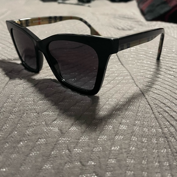 Burberry be4346 Sunglasses - Picture 4 of 4